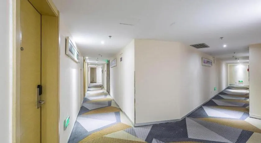 Bed in City Comfort Inn Chongqing Lianglukou Metro Station