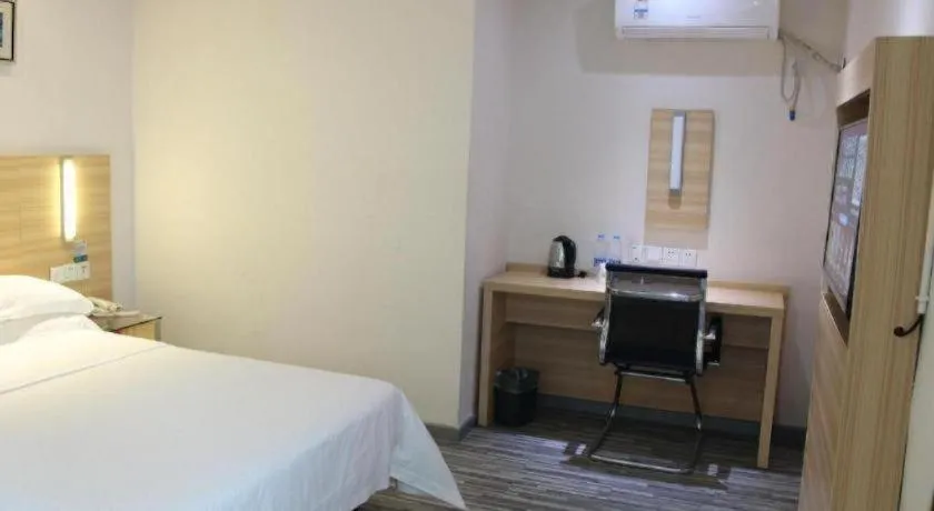 Bed in City Comfort Inn Chongqing Lianglukou Metro Station