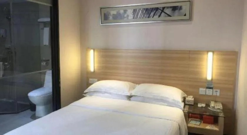 Bed in City Comfort Inn Chongqing Lianglukou Metro Station