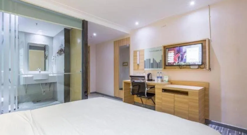 Bed in City Comfort Inn Chongqing Lianglukou Metro Station