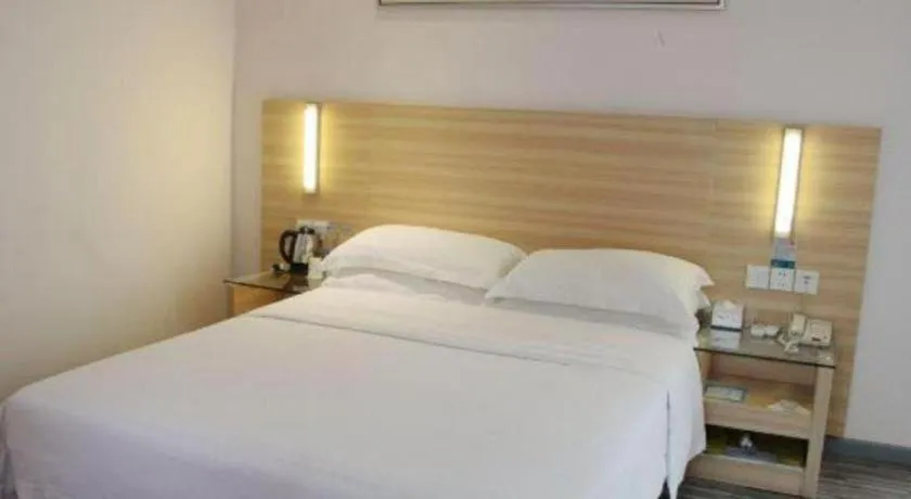 Bed in City Comfort Inn Chongqing Lianglukou Metro Station