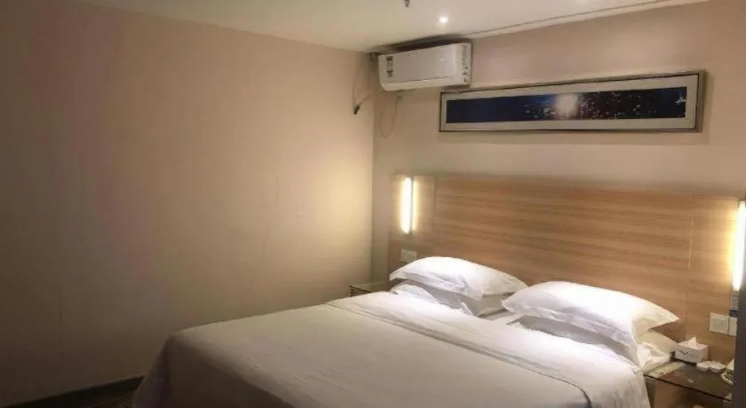 Bed in City Comfort Inn Chongqing Lianglukou Metro Station