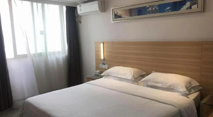 Bed in City Comfort Inn Chongqing Lianglukou Metro Station