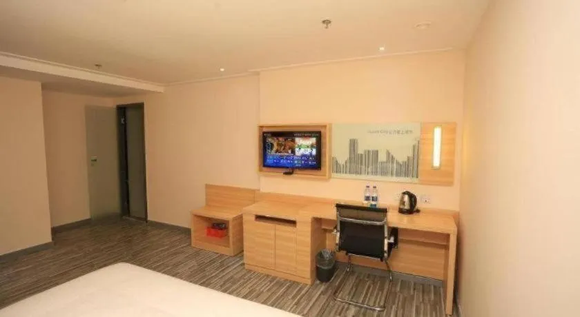 Bed in City Comfort Inn Chongqing Lianglukou Metro Station