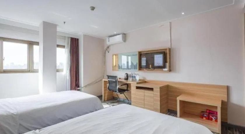 Bed in City Comfort Inn Chongqing Lianglukou Metro Station