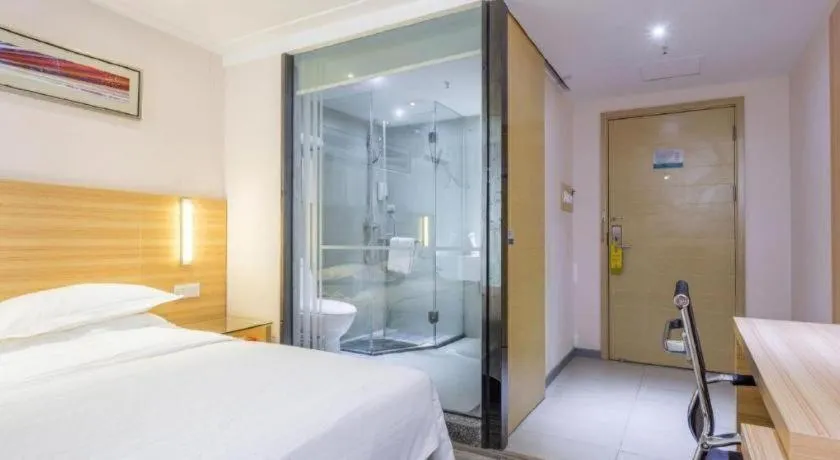 Bed in City Comfort Inn Chongqing Lianglukou Metro Station