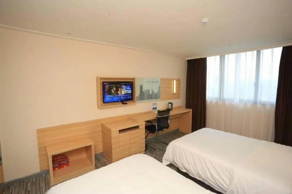 Bed in City Comfort Inn Chongqing Lianglukou Metro Station