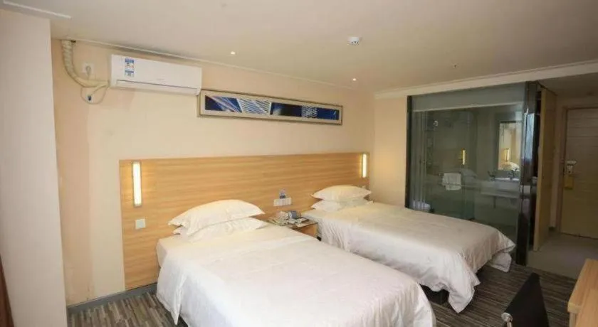 Bed in City Comfort Inn Chongqing Lianglukou Metro Station