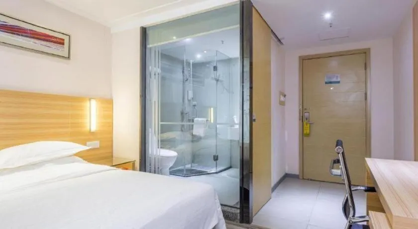 Bed in City Comfort Inn Chongqing Lianglukou Metro Station