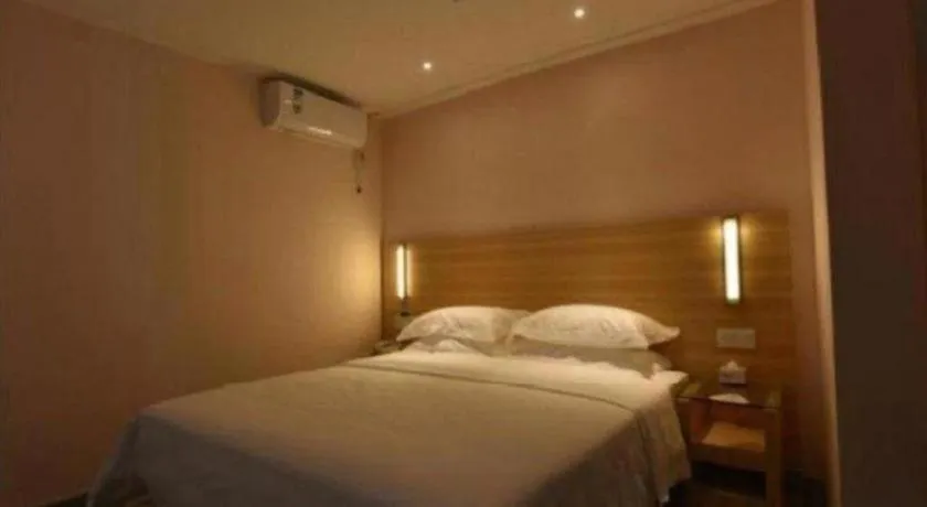 Bed in City Comfort Inn Chongqing Lianglukou Metro Station