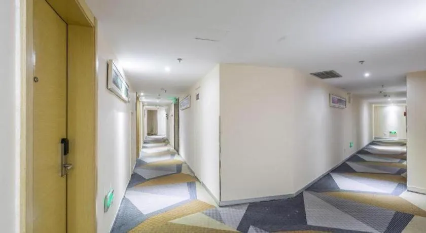 Bed in City Comfort Inn Chongqing Lianglukou Metro Station