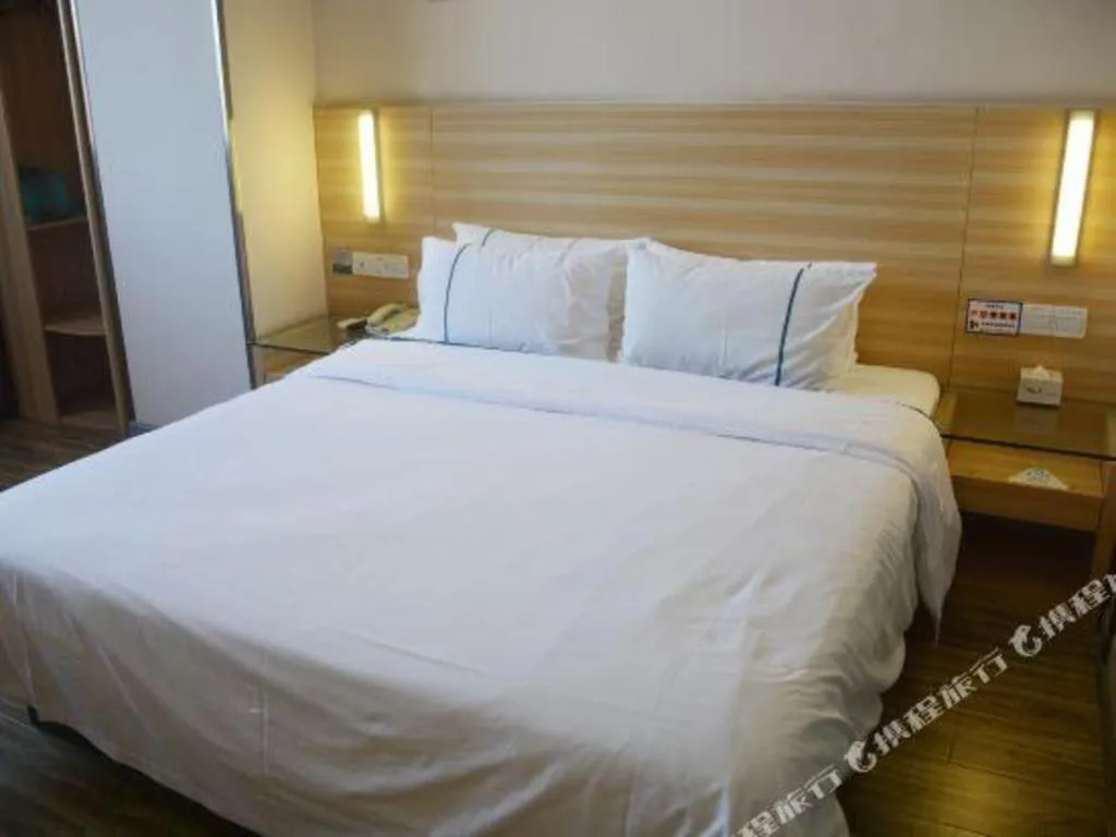 Bed in City Comfort Inn Yunfu Luoding Triumph Plaza