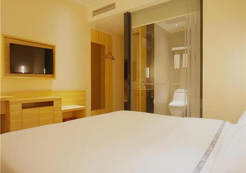 Bed in City Comfort Inn Maoming High Speed Railway Station Wenming Road