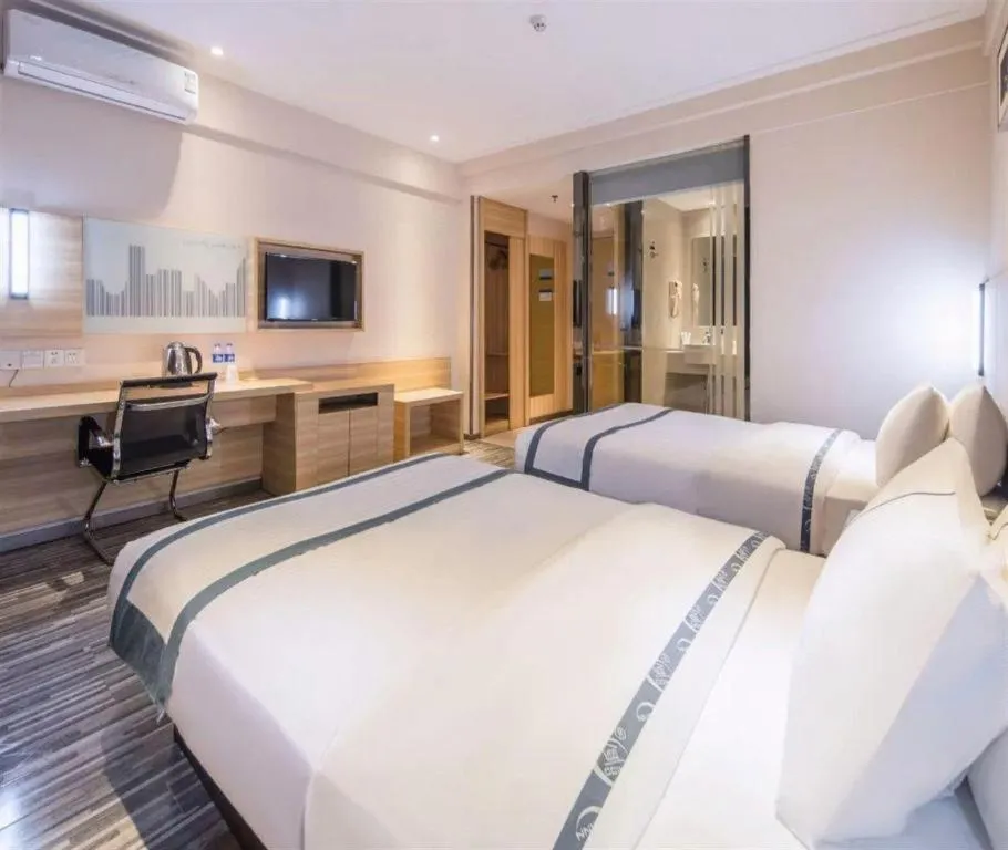 Bed in City Comfort Inn Maoming High Speed Railway Station Wenming Road