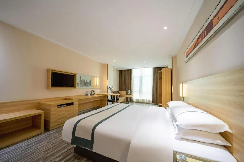 Bed in City Comfort Inn Maoming High Speed Railway Station Wenming Road