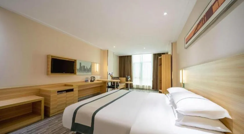 Bed in City Comfort Inn Maoming High Speed Railway Station Wenming Road