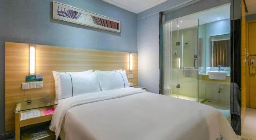 Bed in City Comfort Inn Maoming High Speed Railway Station Wenming Road
