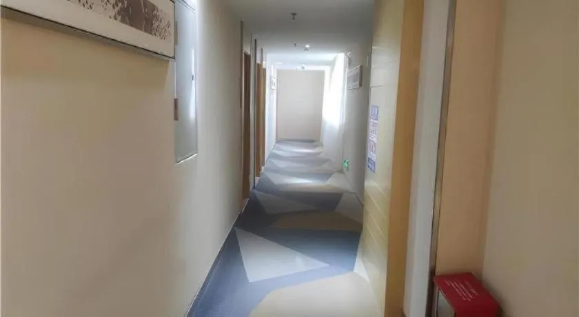 Bed in City Comfort Inn Maoming High Speed Railway Station Wenming Road