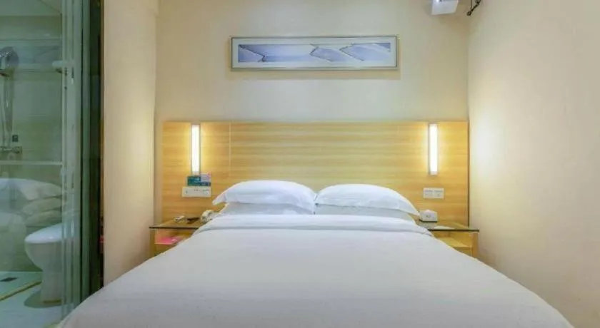 Bed in City Comfort Inn Maoming High Speed Railway Station Wenming Road