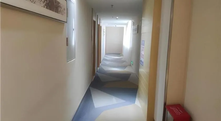 Bed in City Comfort Inn Maoming High Speed Railway Station Wenming Road