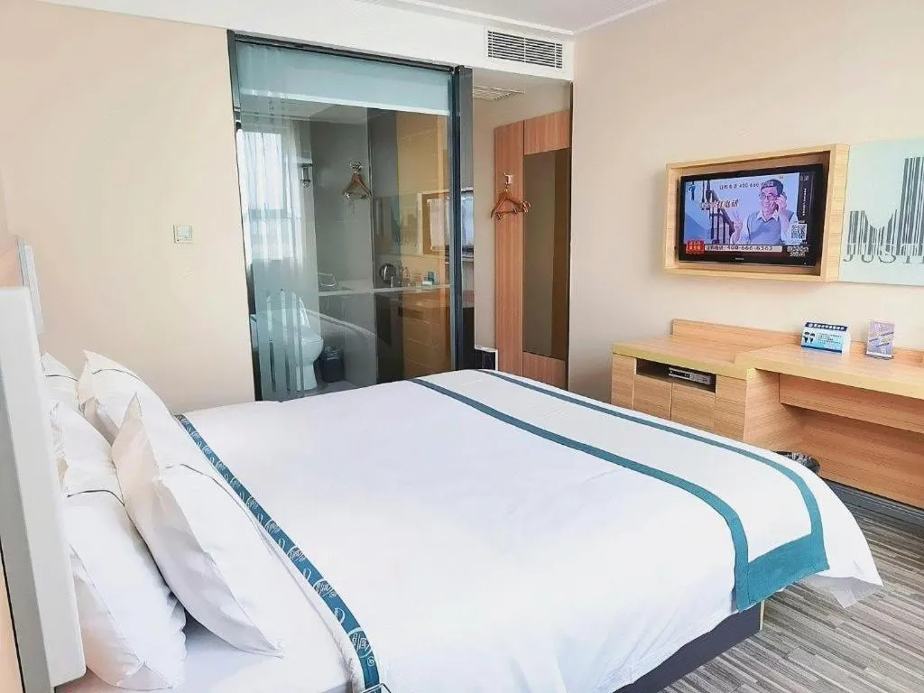 Bed in City Comfort Inn Maoming High Speed Railway Station Wenming Road