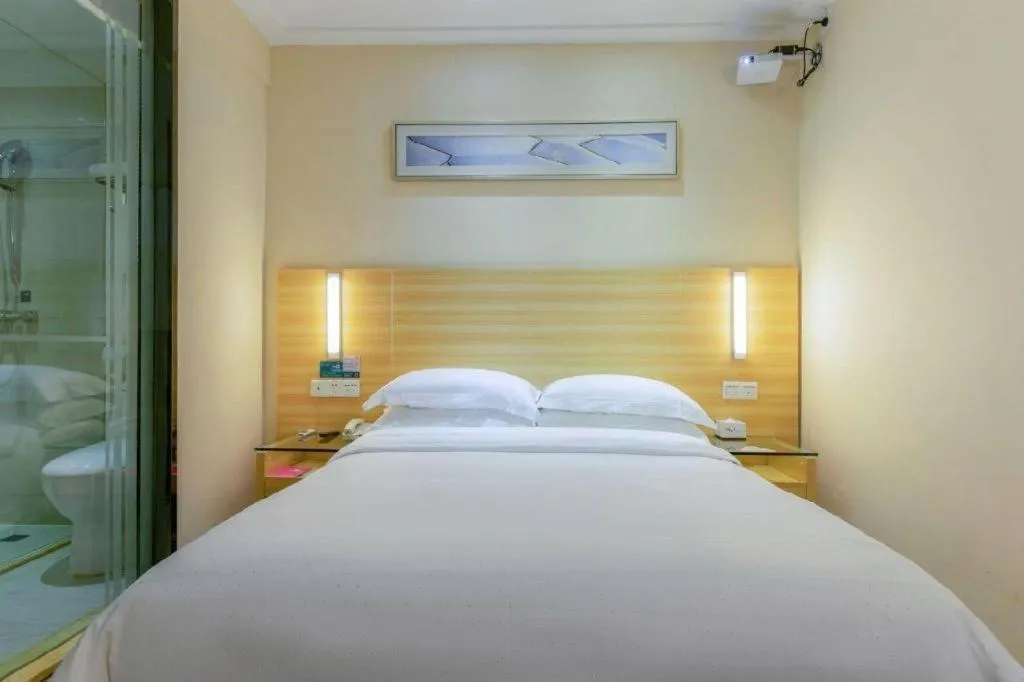 Bed in City Comfort Inn Maoming High Speed Railway Station Wenming Road