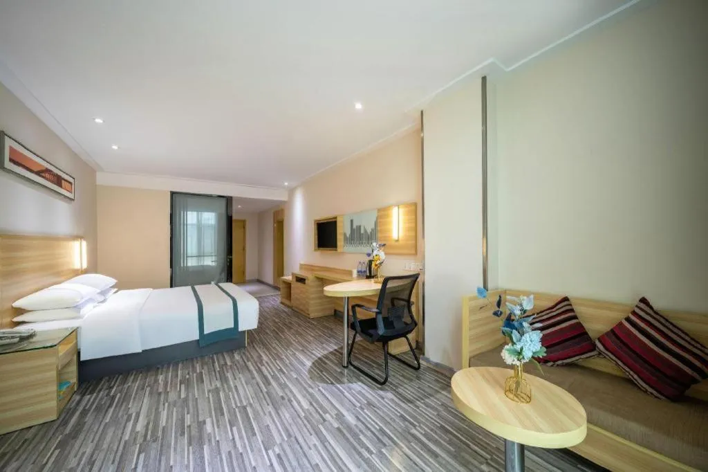 Bed in City Comfort Inn Maoming High Speed Railway Station Wenming Road