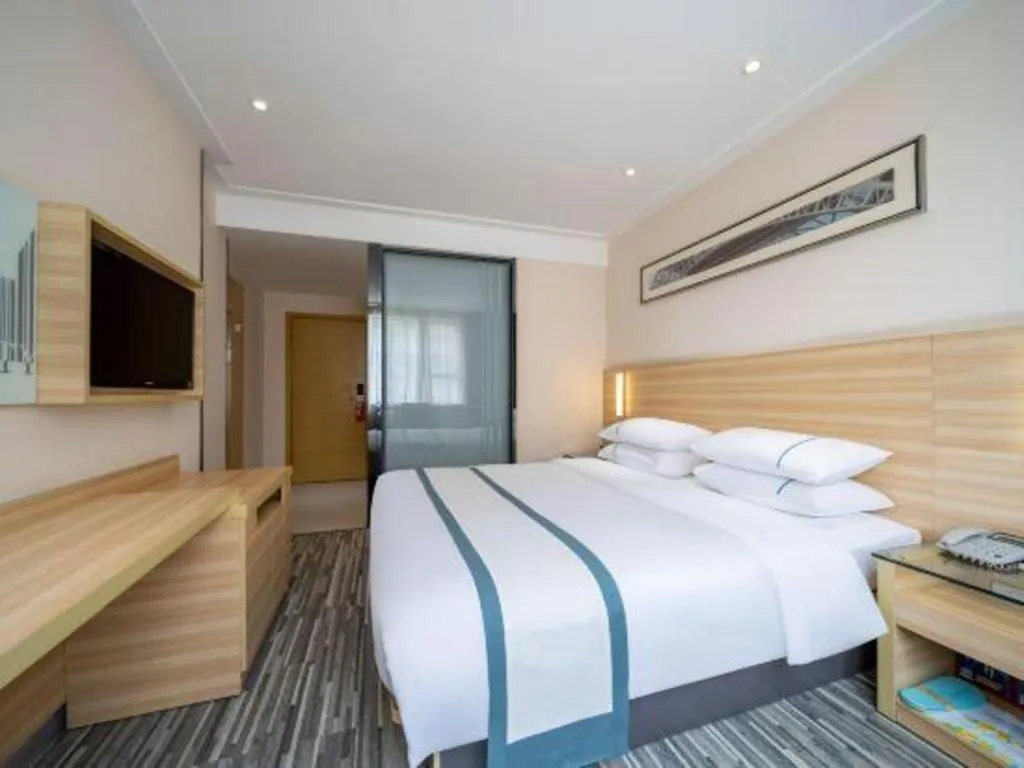 Bed in City Comfort Inn Maoming High Speed Railway Station Wenming Road
