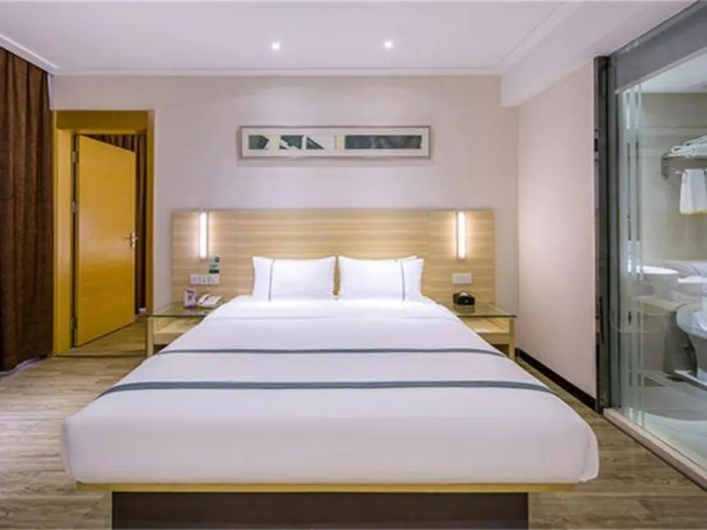 Bed in City Comfort Inn Maoming High Speed Railway Station Wenming Road