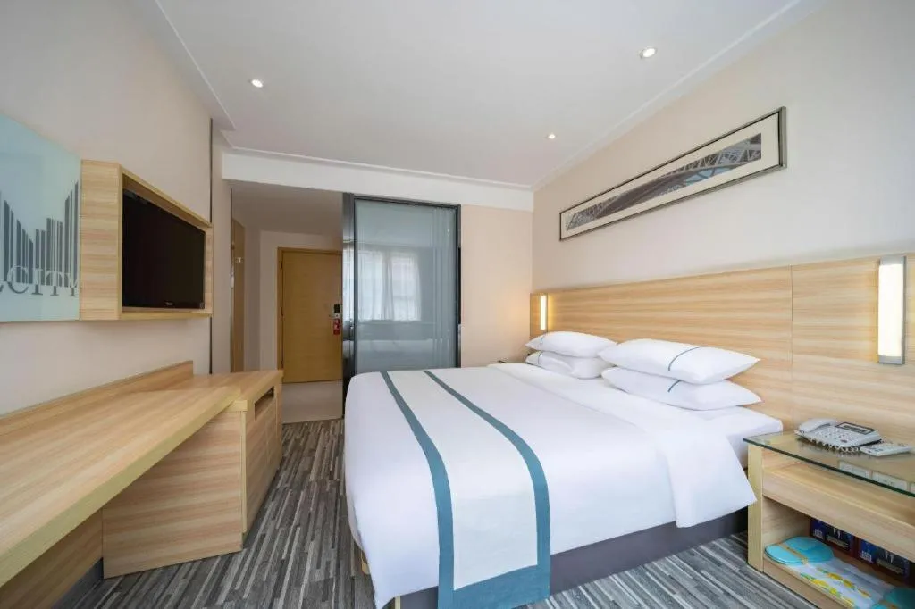 Bed in City Comfort Inn Maoming High Speed Railway Station Wenming Road