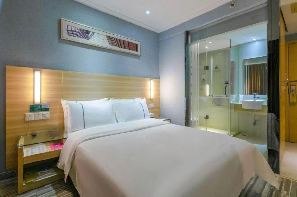 Bed in City Comfort Inn Maoming High Speed Railway Station Wenming Road