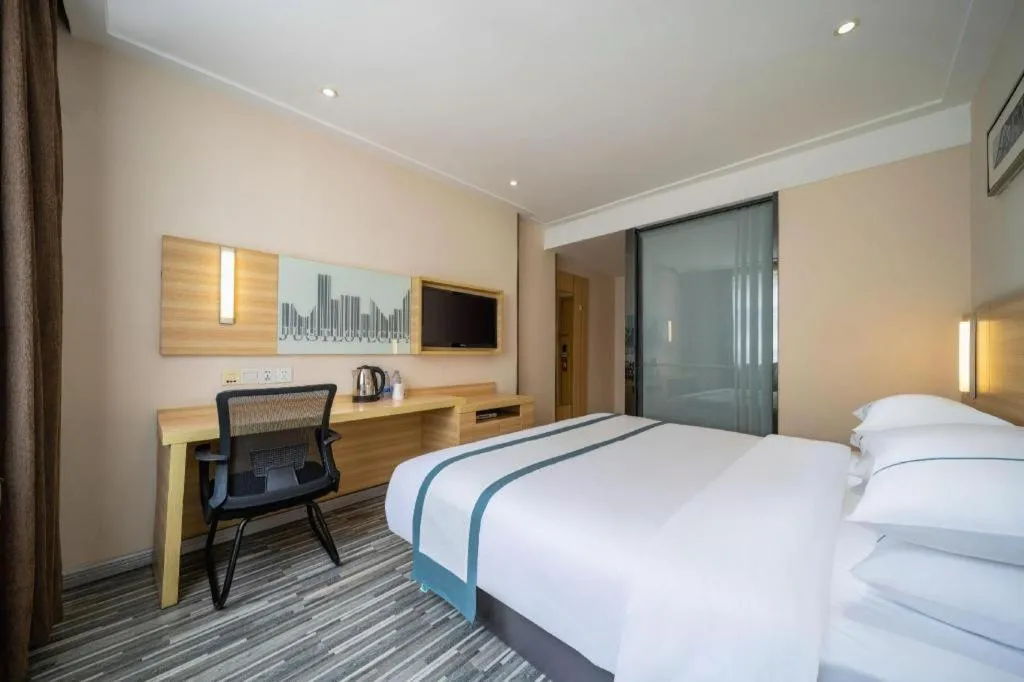 Bed in City Comfort Inn Maoming High Speed Railway Station Wenming Road