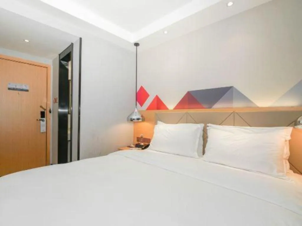 Bed in Borrman Hotel Zhuhai Gongbei Port Fuhuali Light Rail