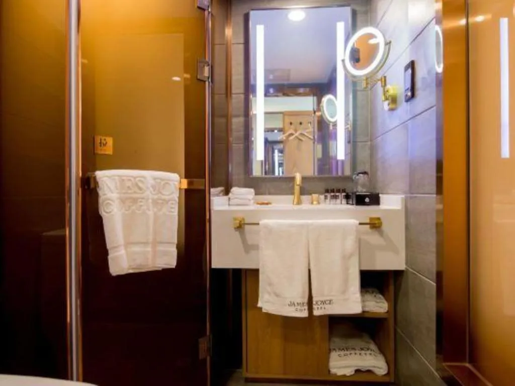 James Joyce Coffetel Harbin Central Street