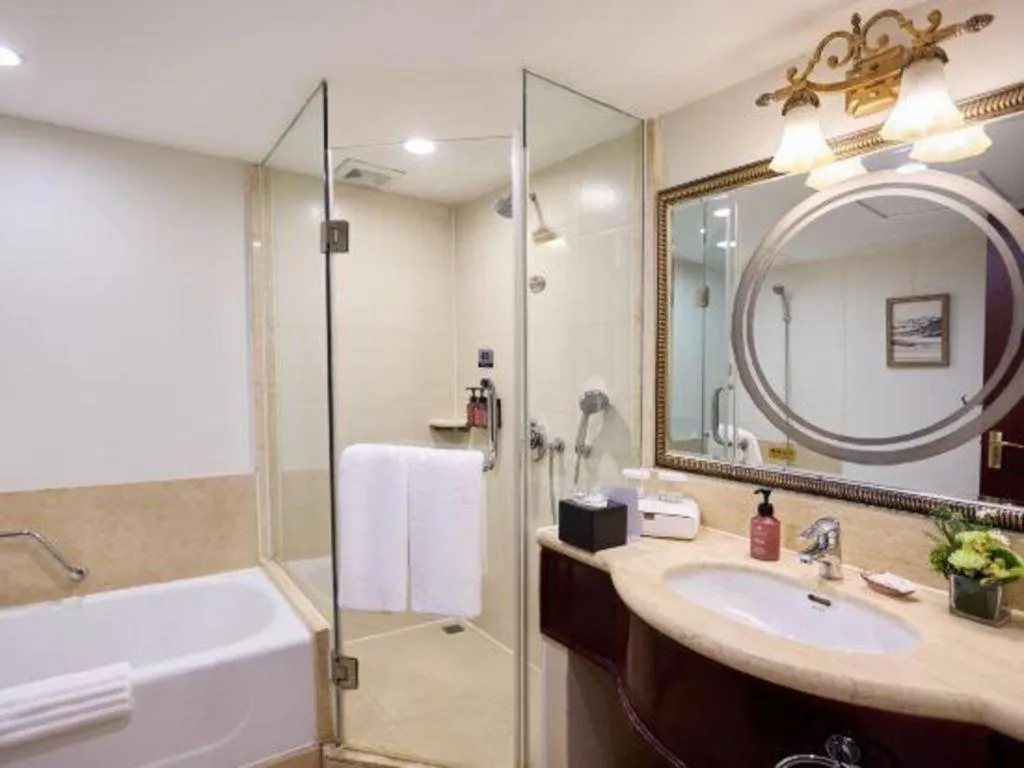 YUN-RAY Ambassador Hotel