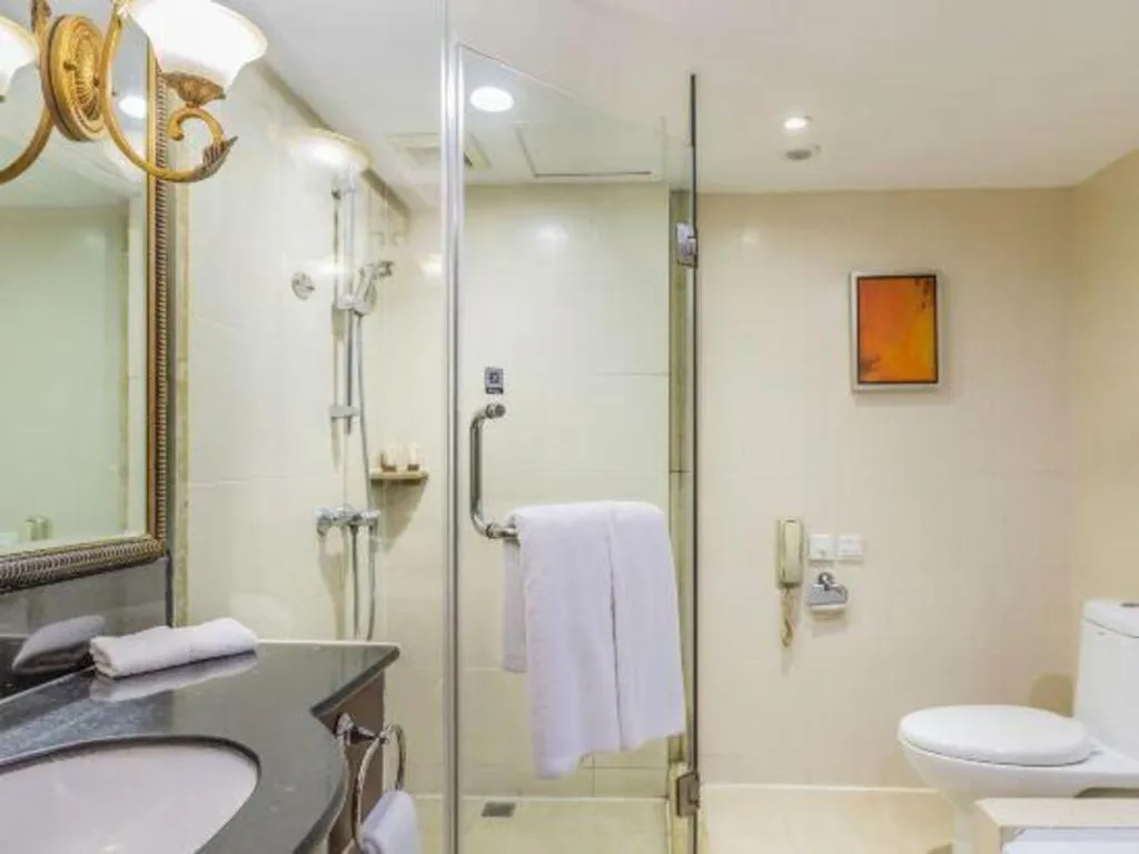 YUN-RAY Ambassador Hotel