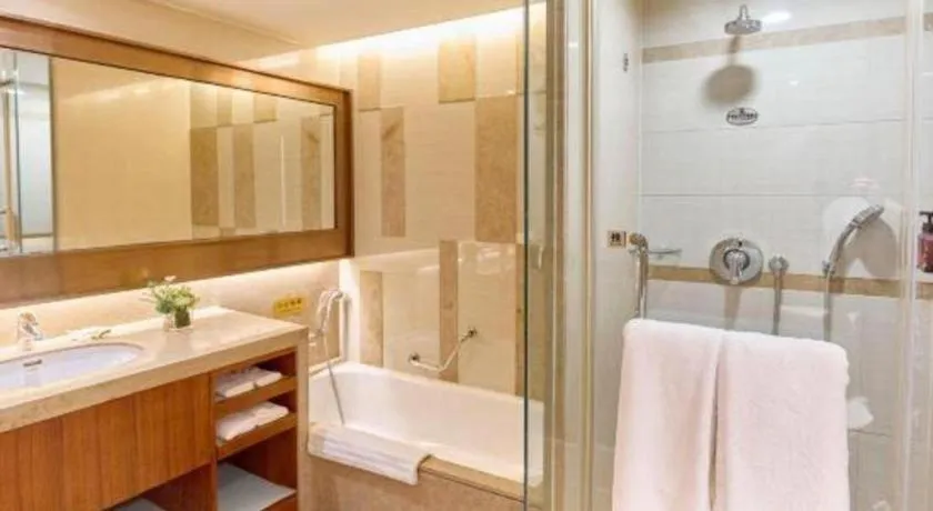 YUN-RAY Ambassador Hotel