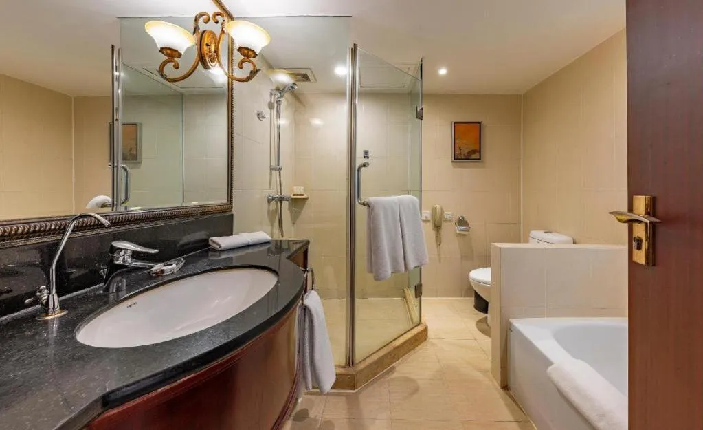 YUN-RAY Ambassador Hotel