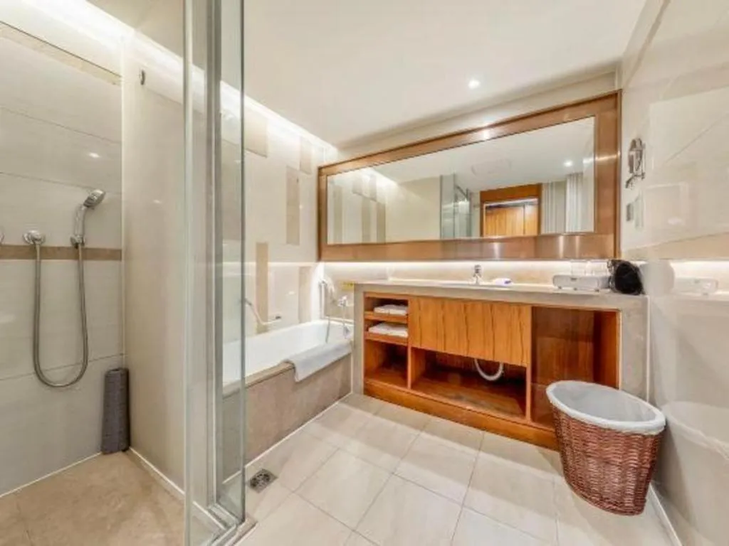 YUN-RAY Ambassador Hotel