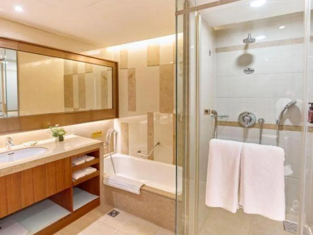 YUN-RAY Ambassador Hotel