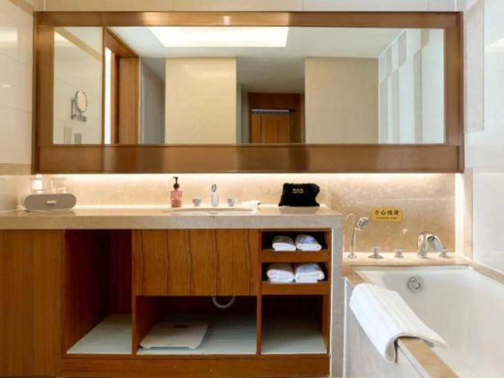 YUN-RAY Ambassador Hotel