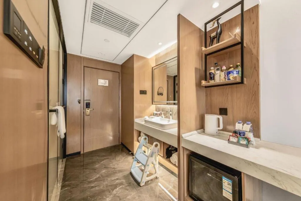 YUN-RAY Ambassador Hotel