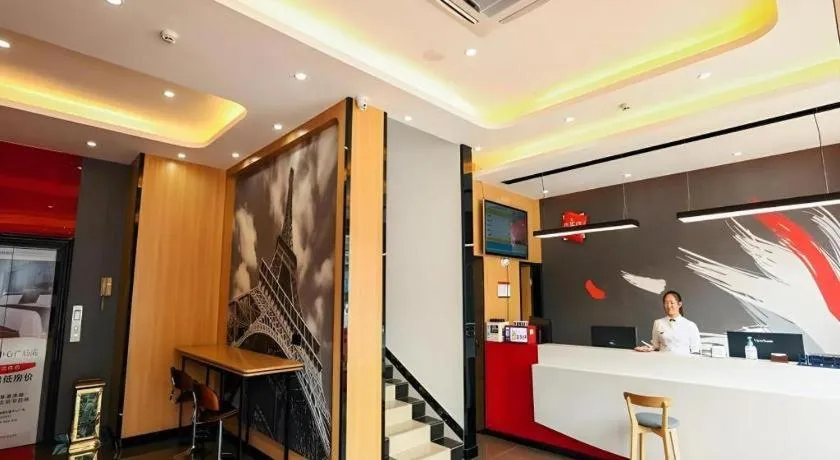 Bed in Thank Inn Hotel Guangdong Zhuhai Jiwan Hongqi Central Sqaure