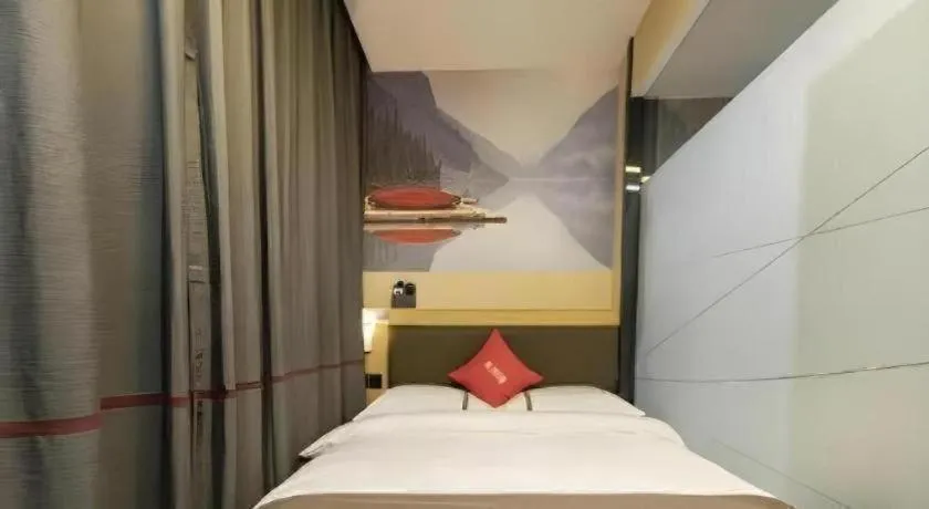 Bed in Thank Inn Hotel Guangdong Zhuhai Jiwan Hongqi Central Sqaure