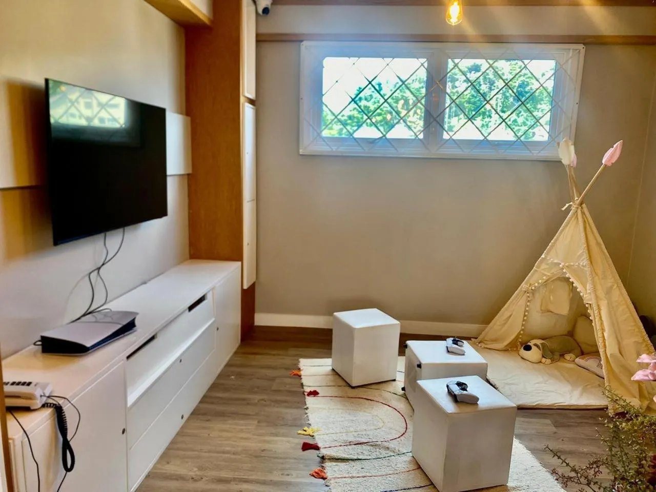 children in Hotel Cercano