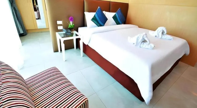 Bed in Golden Dragon Beach Resort Pattaya (Bang Lamung)