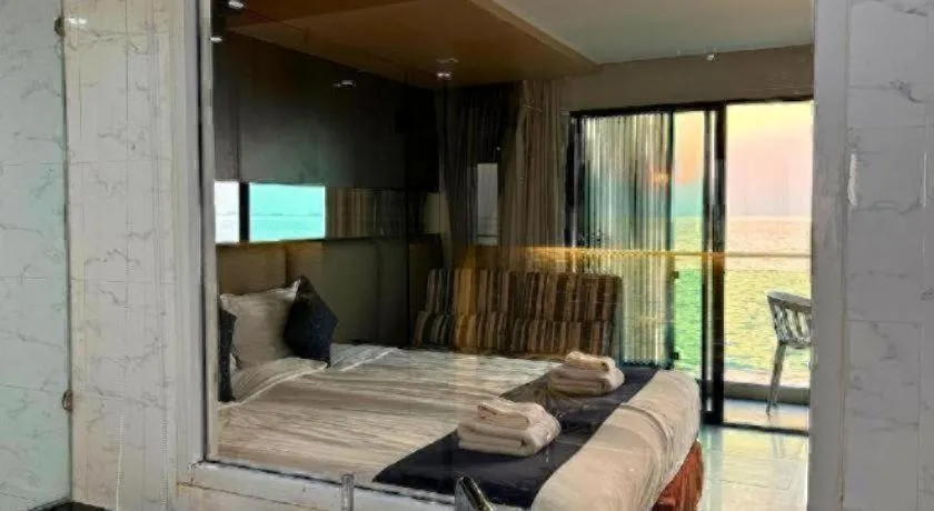 Bed in Golden Dragon Beach Resort Pattaya (Bang Lamung)