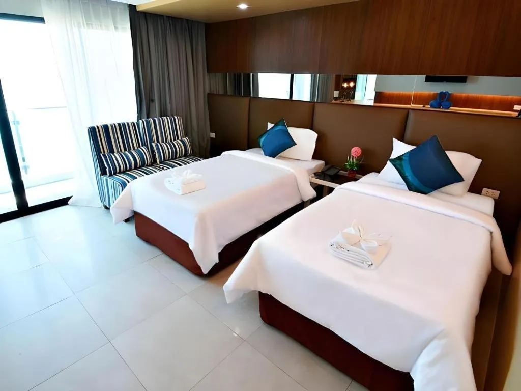 Bed in Golden Dragon Beach Resort Pattaya (Bang Lamung)