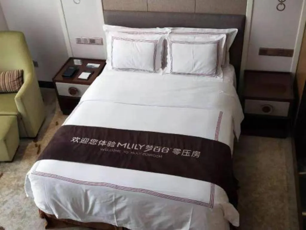 Bed in Shanghai Manhattan Hotel Minhang