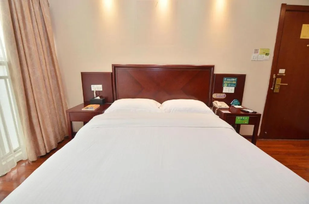 Bed in GreenTree Inn Hefei East Wangjiang Road CTCE Express Hotel